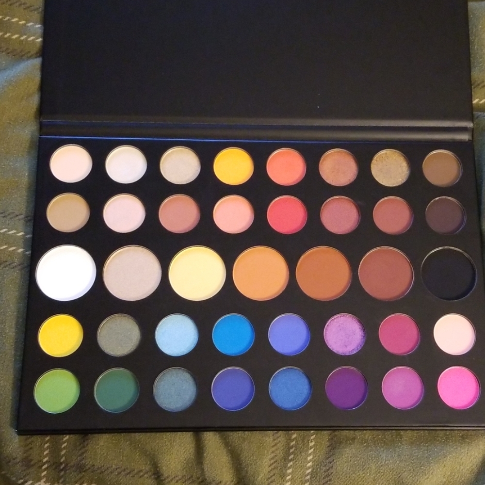 ALMOST NEW Morphe x James Charles FULL SIZE